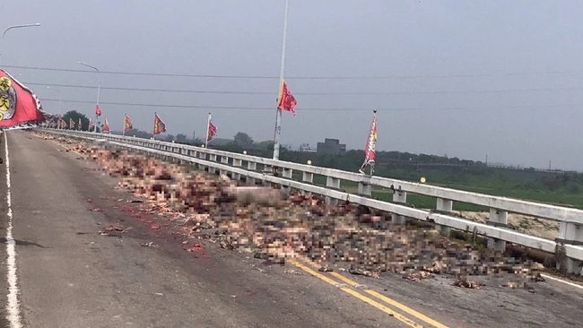 Trucks spilling pig organs are rampant on the bridge, blocking traffic for 2 hours, the scene image 