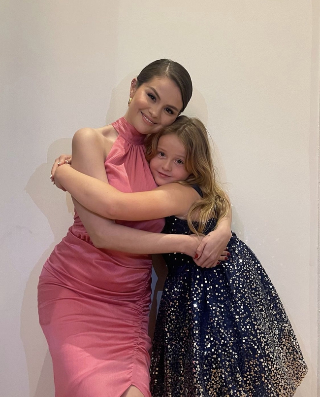 Bị chê lộ cả 'rổ bụng', Selena Gomez xuất hiện với diện mạo mới - Ảnh 4. Bị chê lộ cả 'rổ bụng', Selena Gomez xuất hiện với diện mạo mới - Ảnh 4.