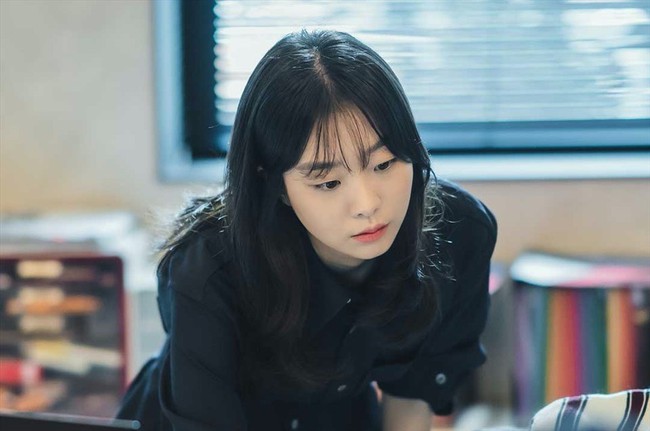 Nữ chính phim Hàn để tóc mái mưa: Hari của &quot;Hẹn Hò Chốn Công Sở&quot; liệu có vượt qua cái bóng quá lớn của Song Hye Kyo - Ảnh 7.