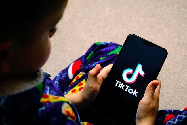 Bé gái lớp 1 nghiện Tiktok khiến gia đình lo sợ phải đưa đi khám tâm thần: Khuyến cáo 7 việc cha mẹ cần làm giúp con &quot;cai nghiện&quot; trong tình hình học online kéo dài - Ảnh 3.