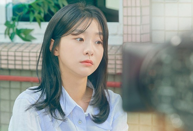 Nữ chính phim Hàn để tóc mái mưa: Hari của &quot;Hẹn Hò Chốn Công Sở&quot; liệu có vượt qua cái bóng quá lớn của Song Hye Kyo - Ảnh 6.
