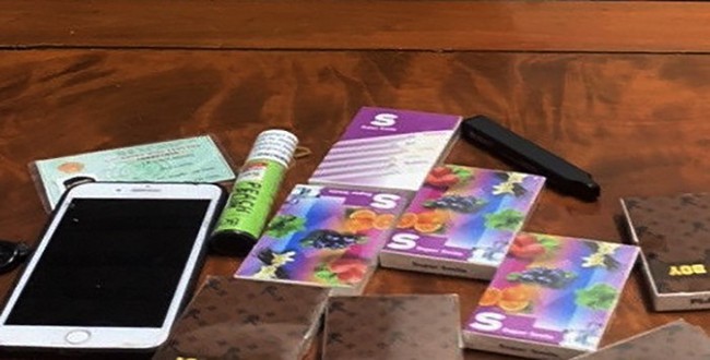 Bắt đối tượng bán thuốc cho học sinh có chất kích thích gây ảo giác - Ảnh 2. Bắt đối tượng bán thuốc cho học sinh có chất kích thích gây ảo giác - Ảnh 2.