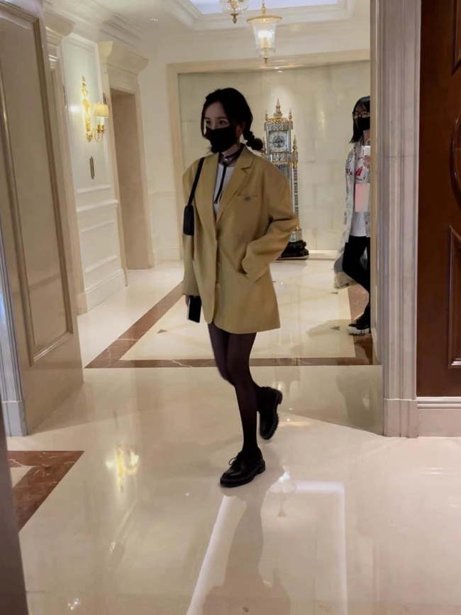 Photo of Duong Mich going to work makes netizens' hearts flutter, dressed luxuriously and beautiful, but looking at his legs like a toothpick - Photo 3.