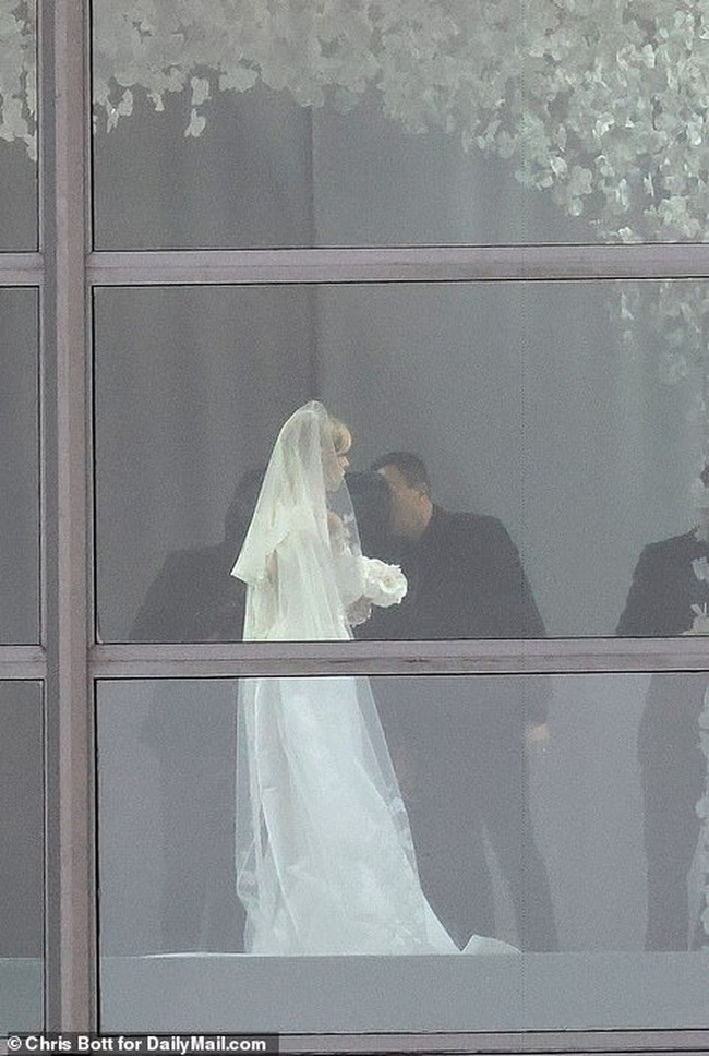 Lộ diện váy cưới đầu tiên của con dâu tỷ phú nhà Beckham: Một tuyệt phẩm tượng trưng cho sự e ấp từ Valentino! - Ảnh 3.