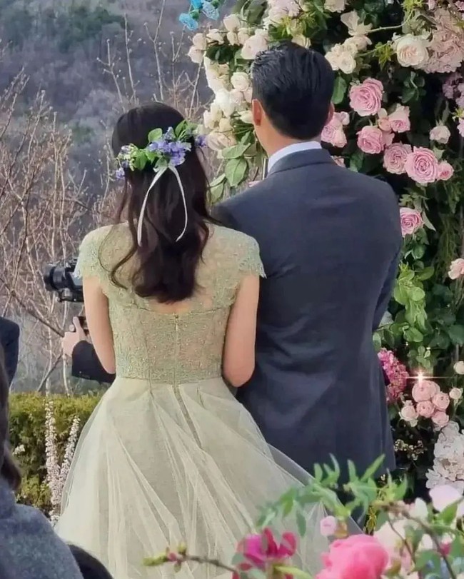 More pictures of the couple Son Ye Jin - Hyun Bin were revealed, the groom's actions with the bride attracted attention - Photo 3.