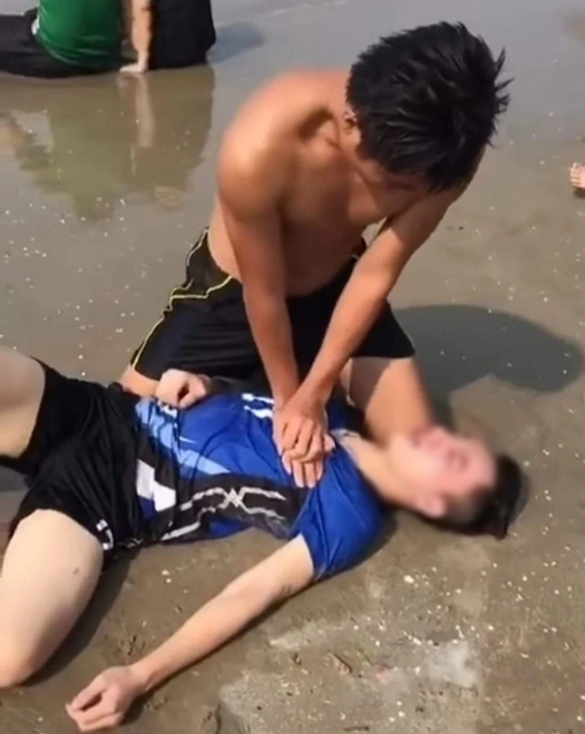 Người hùng lao ra biển động sóng giữ cứu nhóm sinh viên đi biển chơi lễ bị đuối nước - Ảnh 2.