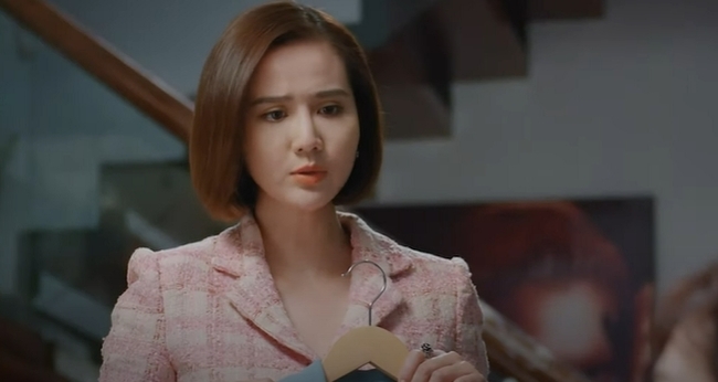 Loving the sunny day on episode 5: Mrs. Nhung despises Trang's cheap clothes, and scorns Mrs. Nga, making the female lead angry 
