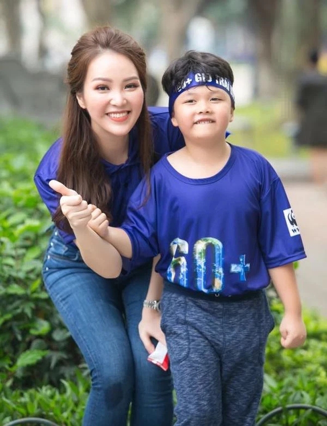 Á hậu thành công nhất lịch sử Hoa hậu Việt Nam: Cho con học trường có mức phí hơn NỬA TỶ, con hỏi 1 câu mà mẹ giật mình - Ảnh 2.