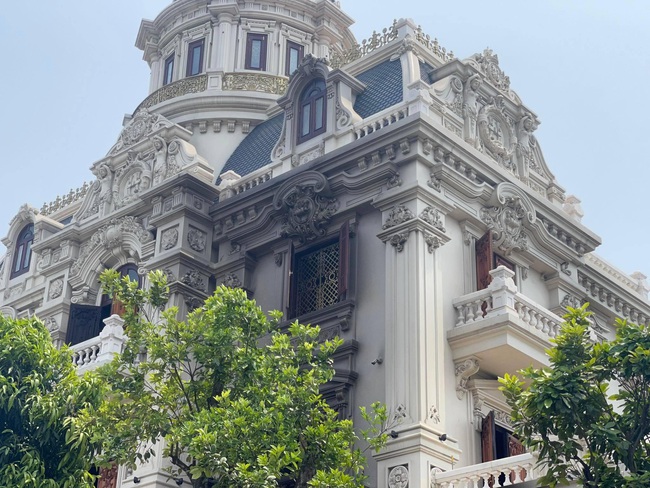 Cận cảnh sự xa hoa của tòa lâu đài trăm tỷ đang cháy của đại gia than ở Quảng Ninh - Ảnh 3. Cận cảnh sự xa hoa của tòa lâu đài trăm tỷ đang cháy của đại gia than ở Quảng Ninh - Ảnh 3.