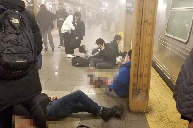 The scene of the rioting scene of the shooting incident at the New York City subway station that left at least 13 people injured - Photo 1.