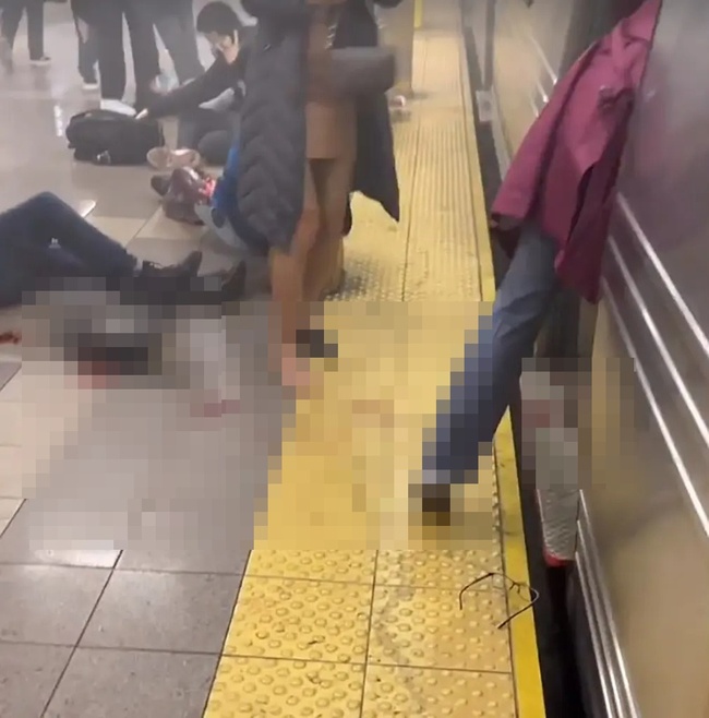 The scene of the rioting scene of the shooting incident at the New York City subway station that left at least 13 people injured - Photo 3.