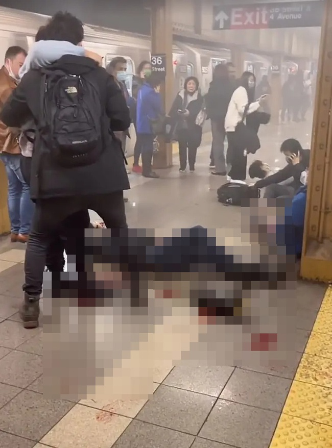 The scene of the rioting scene of the shooting incident at the New York City subway station that left at least 13 people injured - Photo 4.