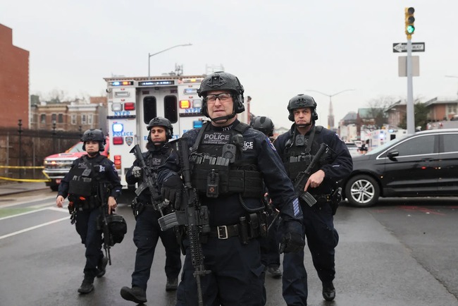 The scene of the riot scene of the shooting incident at the New York City subway station that left at least 13 people injured - Photo 5.