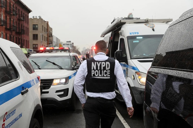 The scene of the rioting scene of the shooting incident at the New York City subway station that left at least 13 people injured - Photo 6.