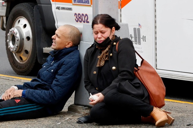 The scene of the tumultuous scene of the shooting incident at the New York City subway station, leaving at least 13 people injured - Photo 8.