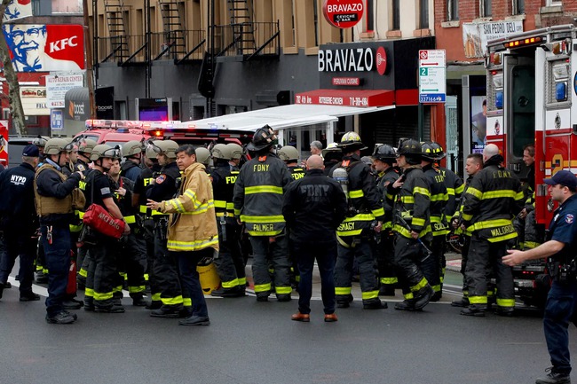 The scene of the rioting scene of the shooting incident at the New York City subway station that left at least 13 people injured - Photo 9.