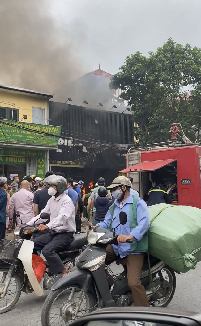 Hà Nội: Cháy lớn thiêu rụi cửa hàng điện thoại trên đường Phan Trọng Tuệ - Ảnh 2.