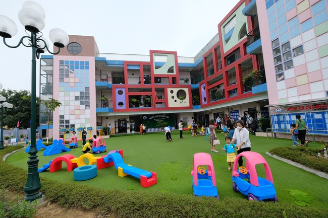 On the morning of April 13, Hanoi preschool children went back to school: Children were crying, some children refused to go to class - Photo 3.