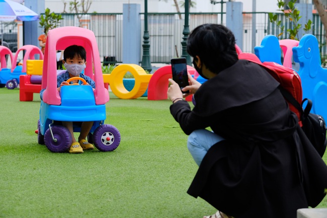 On the morning of April 13, preschool children in Hanoi went back to school: Children were crying, some children refused to go to class - Photo 6.