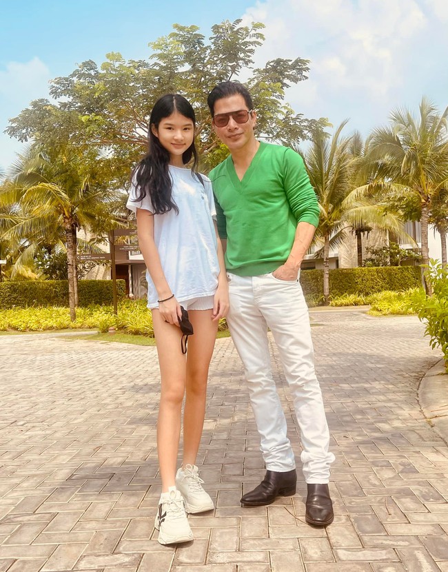 Tran Bao Son attracts attention with his good appearance at the age of U50 when going out with his daughter Bao Tien - Photo 1.