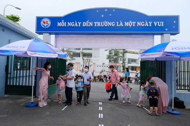 On the morning of April 13, Hanoi preschool children went back to school: Children were crying and crying, some children refused to go to class - Photo 2.