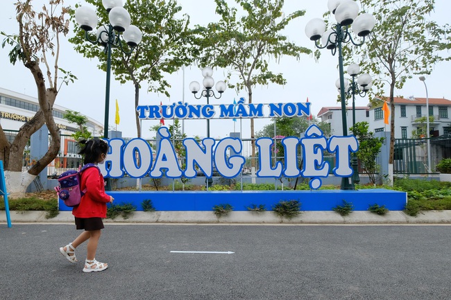 On the morning of April 13, Hanoi preschool children went back to school: Children were crying and crying, some children refused to go to class - Photo 1.