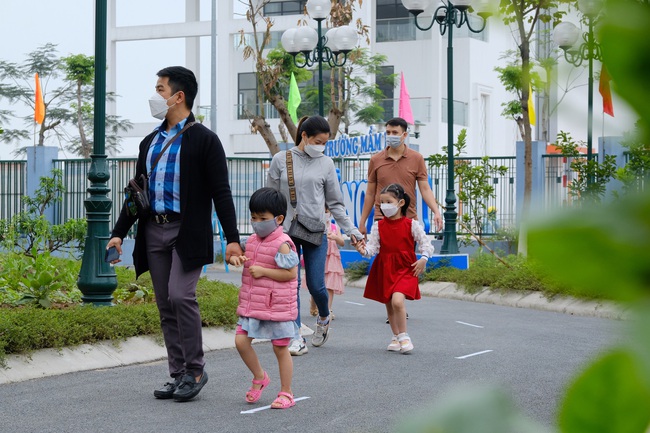 On the morning of April 13, preschool children in Hanoi went back to school: Children were crying, some children refused to go to class - Photo 5.