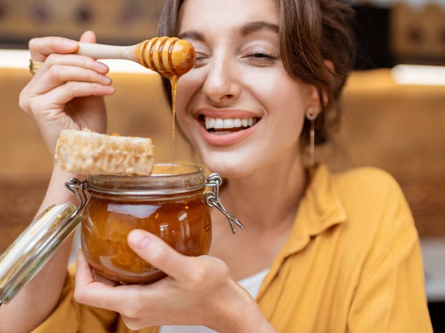 Honey is extremely effective in skin care: Using these 5 ways after 1 week will see your skin rosy, bright and visibly younger - Photo 1.