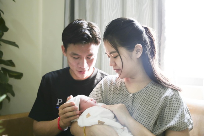 Quế Ngọc Hải khoe cận mặt con thứ 2, gia nhập "team ông ngoại" cùng với Bùi Tiến Dũng - Ảnh 1. Quế Ngọc Hải khoe cận mặt con thứ 2, gia nhập "team ông ngoại" cùng với Bùi Tiến Dũng - Ảnh 1.