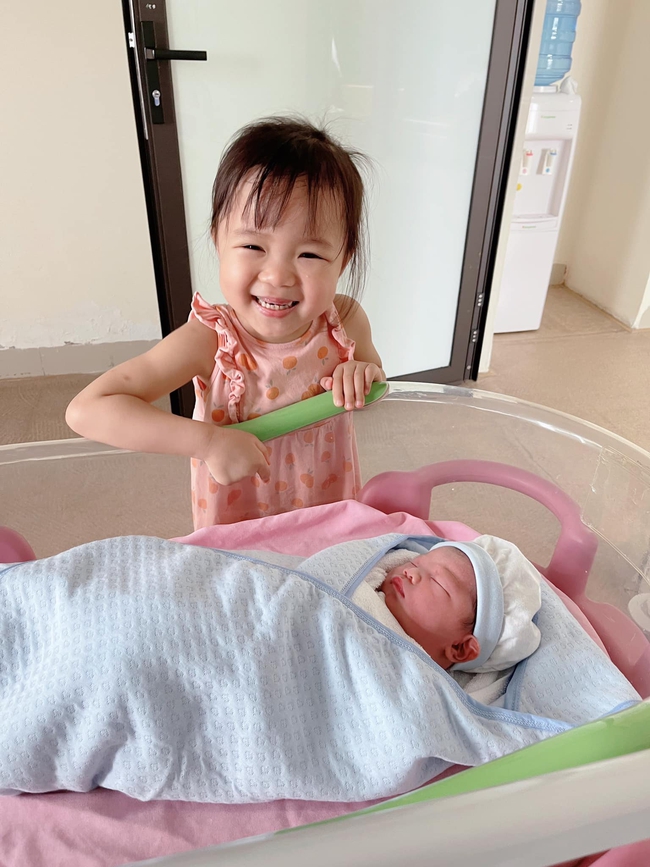 Quế Ngọc Hải khoe cận mặt con thứ 2, gia nhập "team ông ngoại" cùng với Bùi Tiến Dũng - Ảnh 4. Quế Ngọc Hải khoe cận mặt con thứ 2, gia nhập "team ông ngoại" cùng với Bùi Tiến Dũng - Ảnh 4.