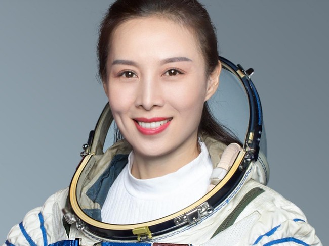 Tàu vũ trụ Thần Châu 13 trở về Trái đất, nữ phi hành gia đầu tiên của Trung Quốc nói trên màn ảnh nhỏ: 