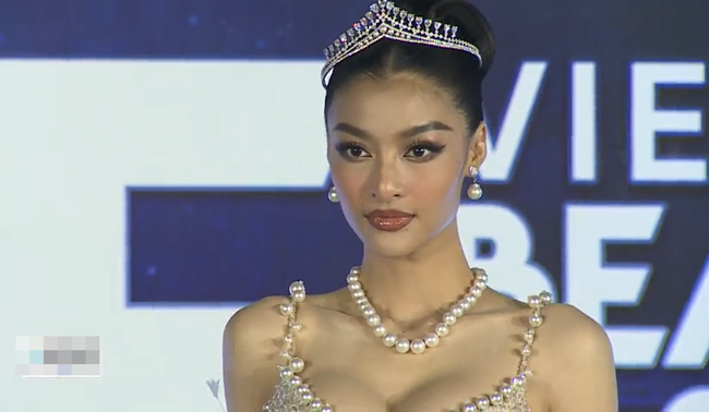 Thảm đỏ &quot;cực nóng&quot; Miss World Vietnam 2022: Thùy Tiên, Tiểu Vy cùng dàn Hậu lộ nhan sắc thật qua camera thường - Ảnh 2.