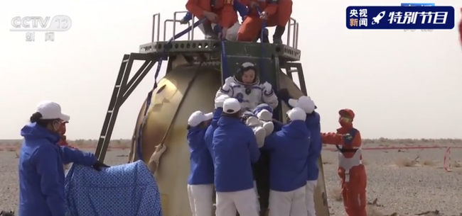 Tàu vũ trụ Thần Châu 13 trở về Trái đất, nữ phi hành gia đầu tiên của Trung Quốc nói trên màn ảnh nhỏ: 
