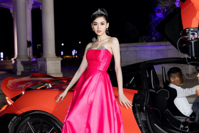 Thảm đỏ &quot;cực nóng&quot; Miss World Vietnam 2022: Nhan sắc Thùy Tiên, Tiểu Vy cùng dàn Hậu khác biệt thế nào trên ảnh &quot;cam thường&quot; và ảnh photoshop? - Ảnh 9.