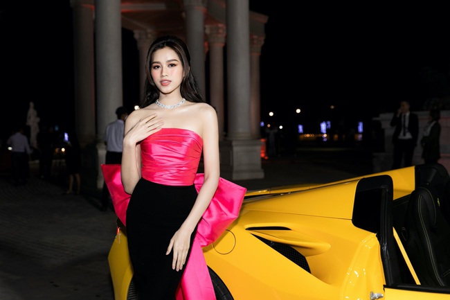 Thảm đỏ &quot;cực nóng&quot; Miss World Vietnam 2022: Nhan sắc Thùy Tiên, Tiểu Vy cùng dàn Hậu khác biệt thế nào trên ảnh &quot;cam thường&quot; và ảnh photoshop? - Ảnh 11.