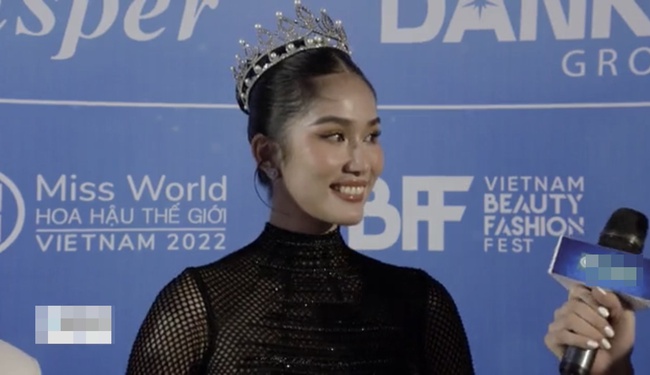 Thảm đỏ &quot;cực nóng&quot; Miss World Vietnam 2022: Thùy Tiên, Tiểu Vy cùng dàn Hậu lộ nhan sắc thật qua camera thường - Ảnh 7.