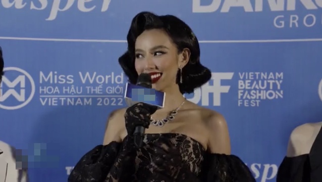 Thảm đỏ &quot;cực nóng&quot; Miss World Vietnam 2022: Thùy Tiên, Tiểu Vy cùng dàn Hậu lộ nhan sắc thật qua camera thường - Ảnh 3.