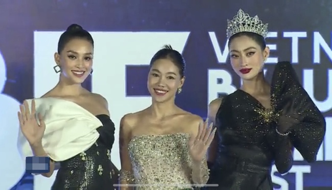 Thảm đỏ &quot;cực nóng&quot; Miss World Vietnam 2022: Thùy Tiên, Tiểu Vy cùng dàn Hậu lộ nhan sắc thật qua camera thường - Ảnh 8.