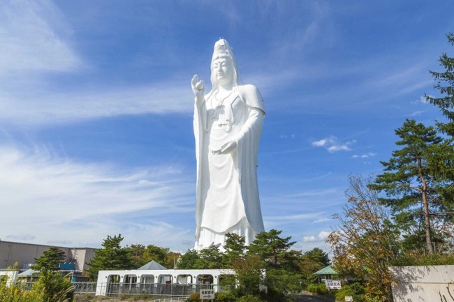 Visiting the place where there is a giant statue of Guanyin, standing from any corner of the city, you can see such a magical scene as the 
