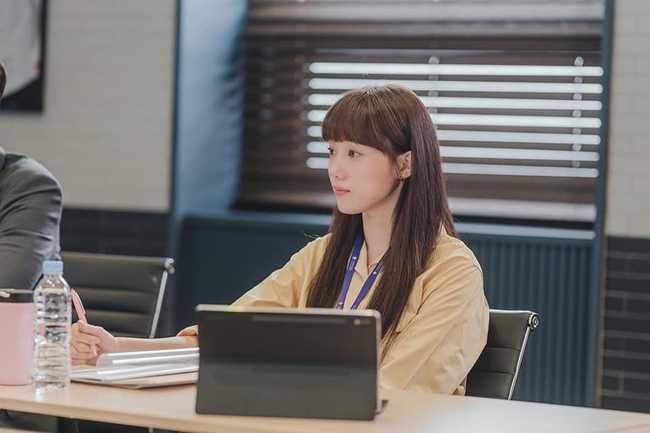 Thời trang của Lee Sung Kyung trong Shooting star: Chuyên nghiệp, thanh lịch mà vẫn nữ tính - Ảnh 3. Thời trang của Lee Sung Kyung trong Shooting star: Chuyên nghiệp, thanh lịch mà vẫn nữ tính - Ảnh 3.