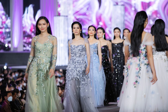 Nam Em on the stage of Miss World 2022, ready to compete with Do Thi Ha, but all overshadowed by the appearance of Thuy Tien - Photo 8.
