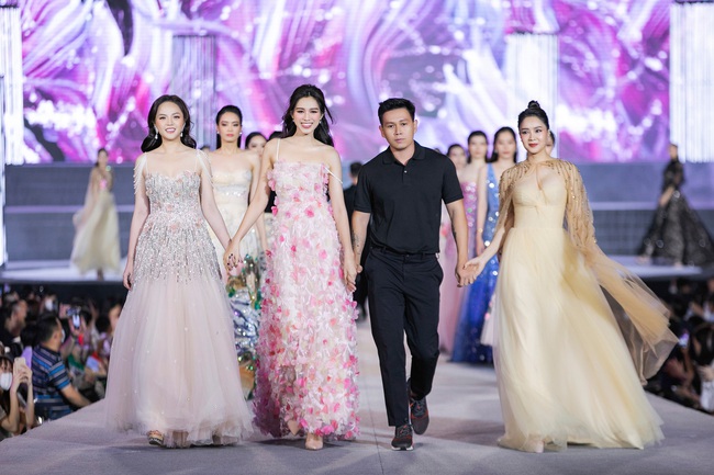 Nam Em on the stage of Miss World 2022, ready to compete with Do Thi Ha, but all overshadowed by the appearance of Thuy Tien - Photo 4.