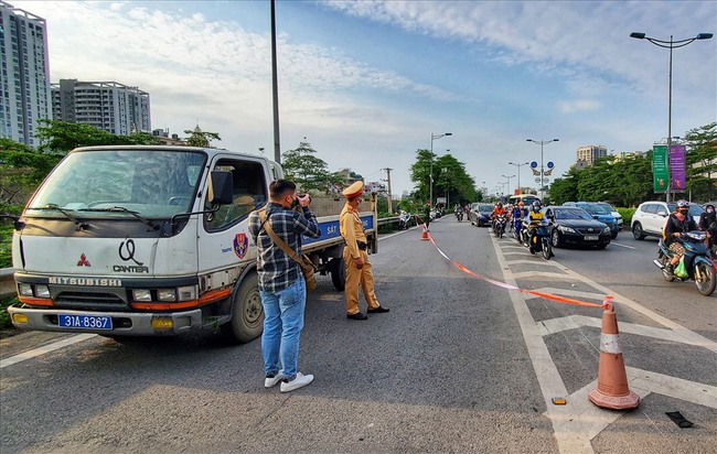 Hanoi: High-speed high-displacement motorcycle collided with another vehicle and shot out, the driver died - Photo 1.