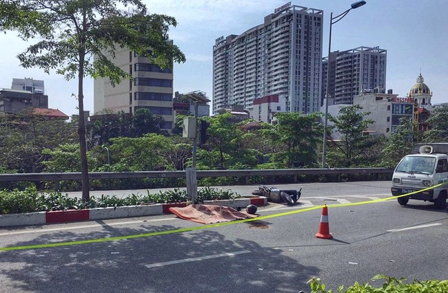 Hanoi: A high-speed high-displacement motorcycle collided with another vehicle and shot out, the driver died - Photo 3.