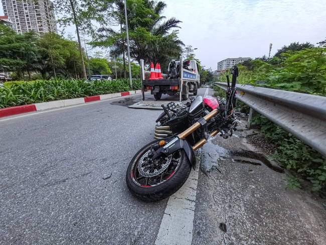 Hanoi: High-speed high-displacement motorcycle collided with another vehicle and shot out, the driver died - Photo 2.
