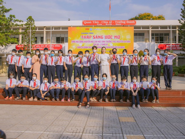 Lý Nhã Kỳ bồi hồi quay lại trường cũ, trao học bổng cho học sinh giỏi toàn diện - Ảnh 6.