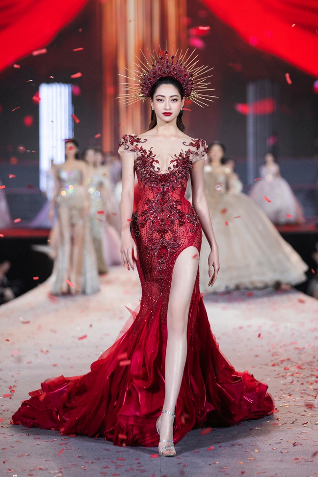 Siêu mẫu Minh Tú và Hoa hậu Tiểu Vy tái diễn màn catwalk song hành tại Miss World Vietnam 2022 - Ảnh 5.