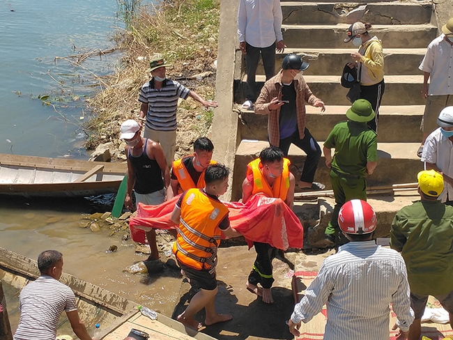 Bathing in the sea early in the morning, a principal drowned to death - Photo 1.