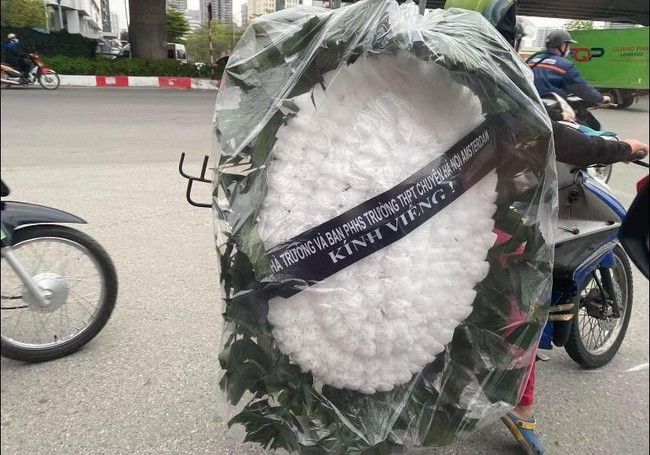 Xót xa hình ảnh vòng hoa trắng viếng nam sinh trường chuyên nhảy chung cư tự tử vì áp lực học hành - Ảnh 2.