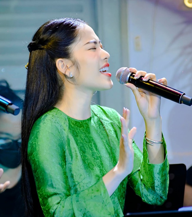 Nam Em apologizes to Toc Tien and the musicians for the carefree 